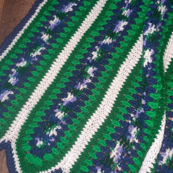 Hand crotchet throw blanket - Picture 3 of 8